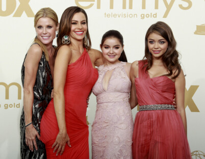 FIKK STØTTE: Julie Bowen og Sofia Vergara ble redningen da Ariel Winter ble hetset. Her er hun avbildet med de to og Sarah Hyland, som også har en rolle i serien. Foto: NTB scanpix FIKK STØTTE: Julie Bowen og Sofia Vergara ble redningen da Ariel Winter ble hetset. Her er hun avbildet med de to og Sarah Hyland, som også har en rolle i serien. Foto: NTB scanpix